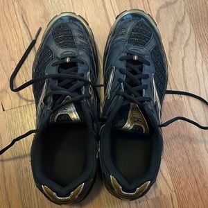 Mizuno Wave Lightning Six Volleyball Shoes. Women’s. Size 10. EUC.